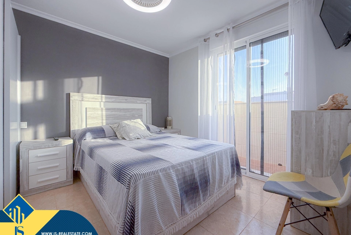 Exclusivo ático duplex completamente reformado + Amplio solarium con vistas al mar