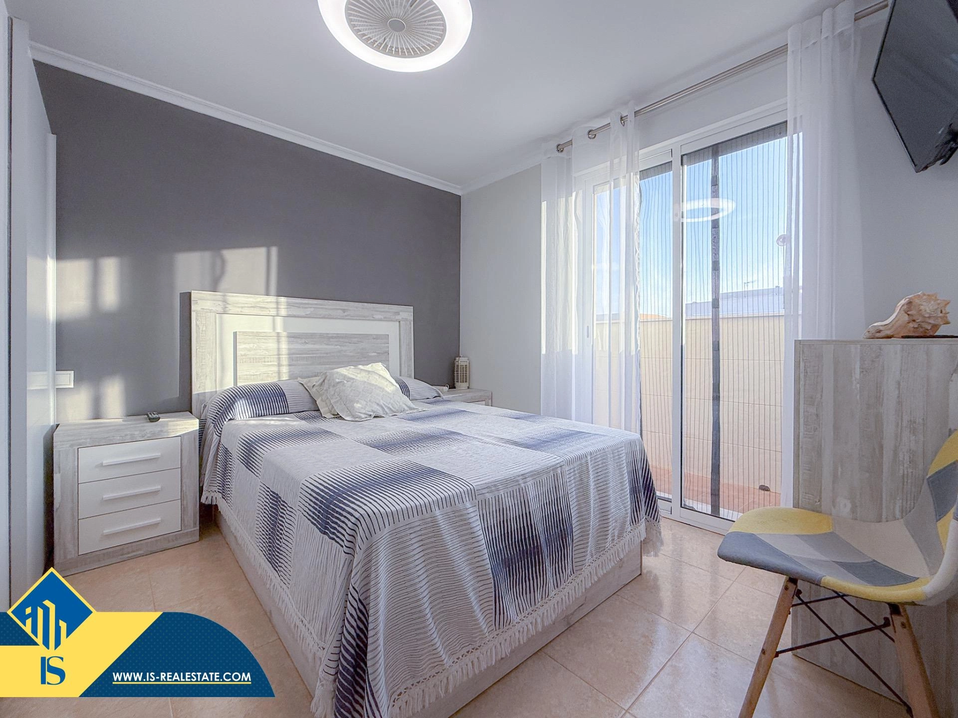 Exclusivo ático duplex completamente reformado + Amplio solarium con vistas al mar