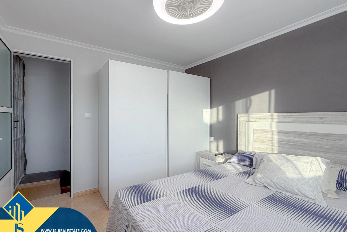 Exclusivo ático duplex completamente reformado + Amplio solarium con vistas al mar