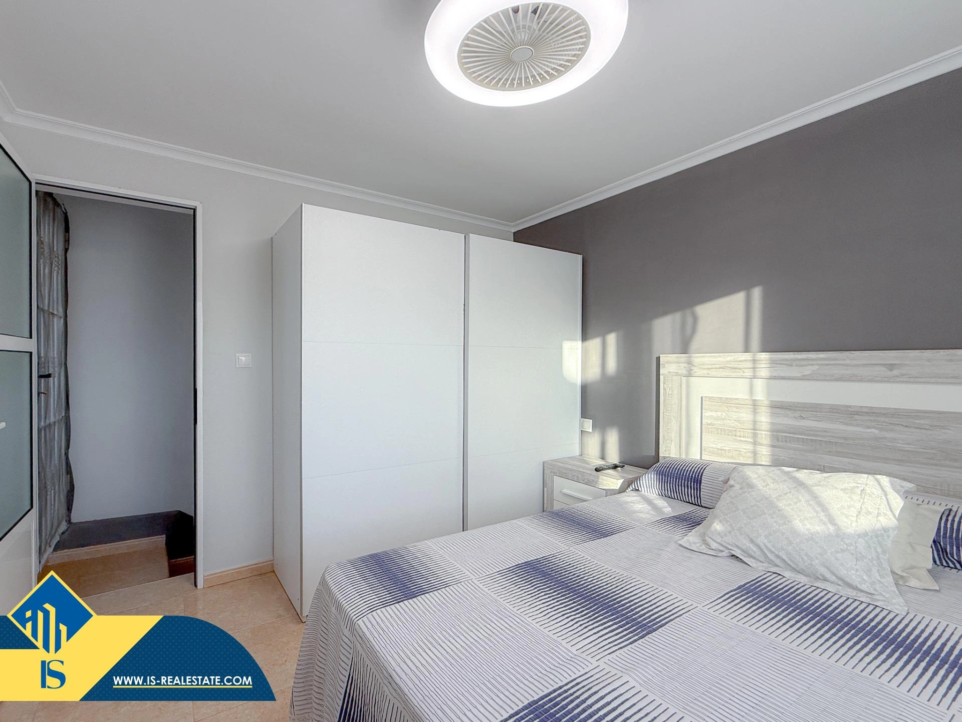 Exclusivo ático duplex completamente reformado + Amplio solarium con vistas al mar