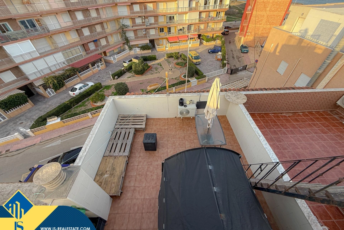 Exclusivo ático duplex completamente reformado + Amplio solarium con vistas al mar