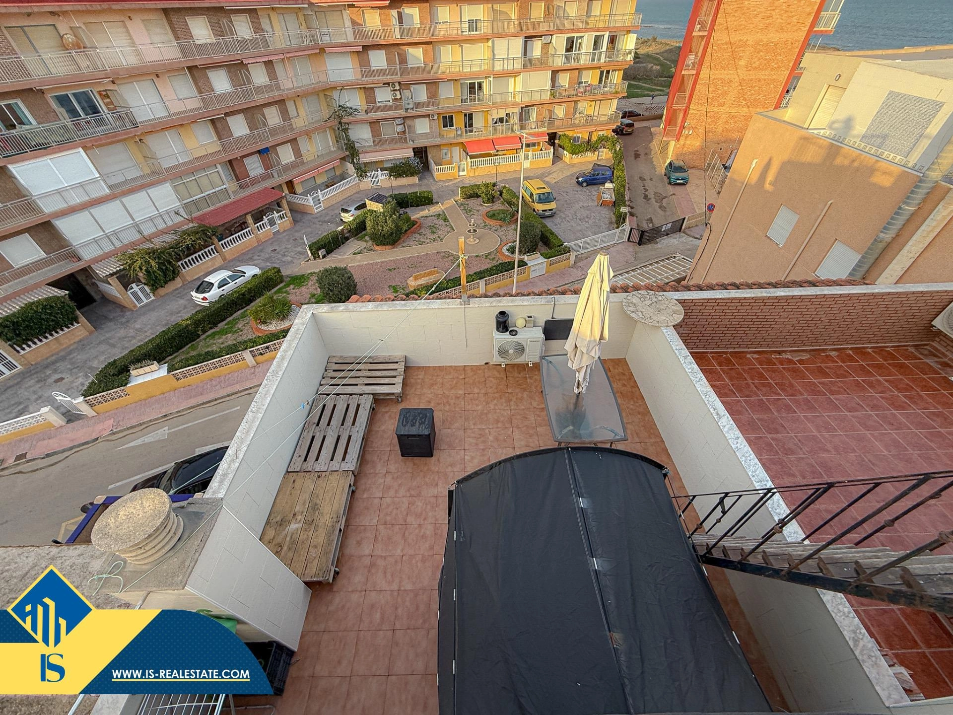 Exclusivo ático duplex completamente reformado + Amplio solarium con vistas al mar