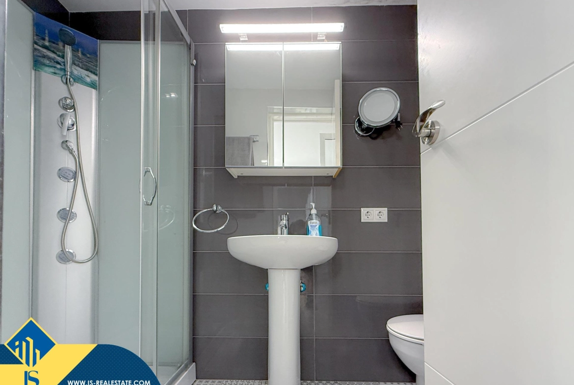 Exclusivo ático duplex completamente reformado + Amplio solarium con vistas al mar