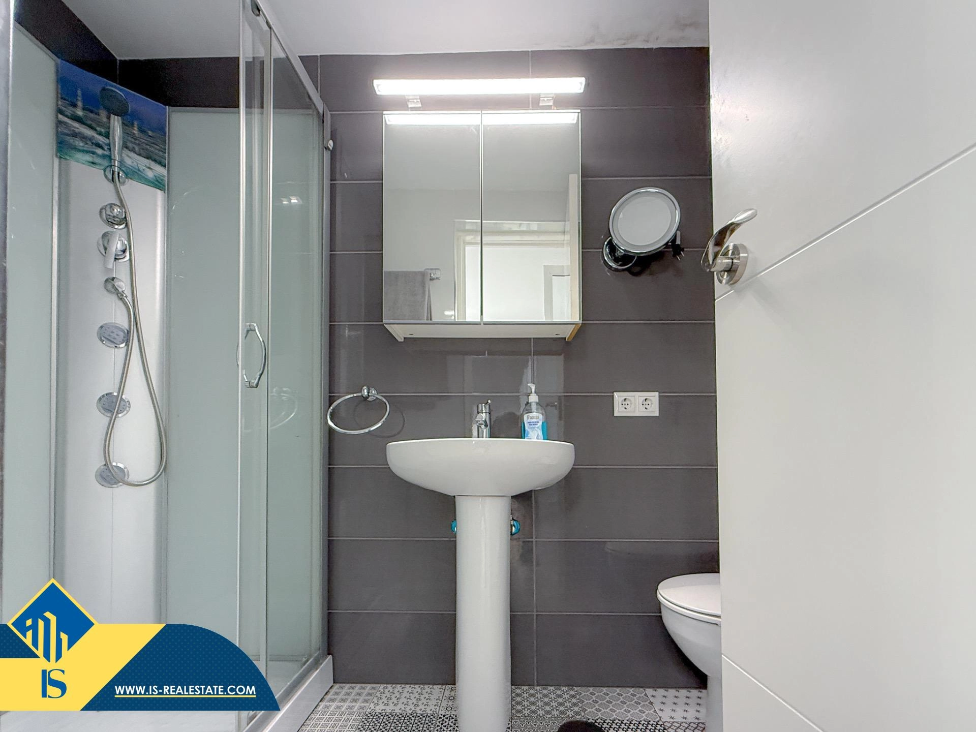 Exclusivo ático duplex completamente reformado + Amplio solarium con vistas al mar