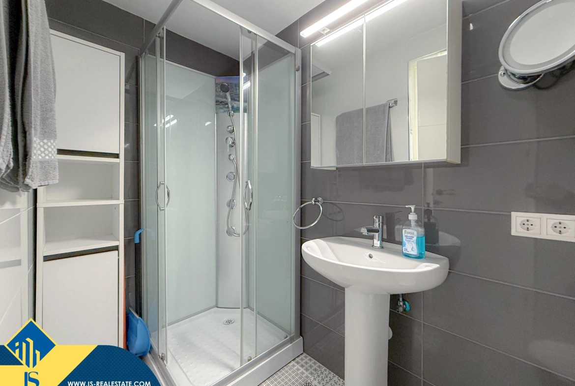 Exclusivo ático duplex completamente reformado + Amplio solarium con vistas al mar