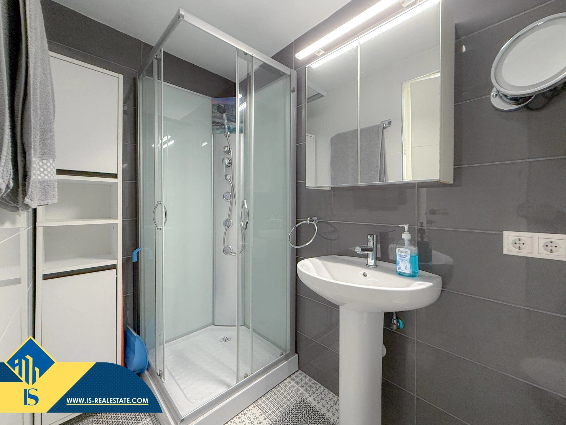 Exclusivo ático duplex completamente reformado + Amplio solarium con vistas al mar
