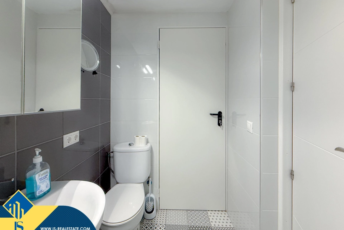 Exclusivo ático duplex completamente reformado + Amplio solarium con vistas al mar