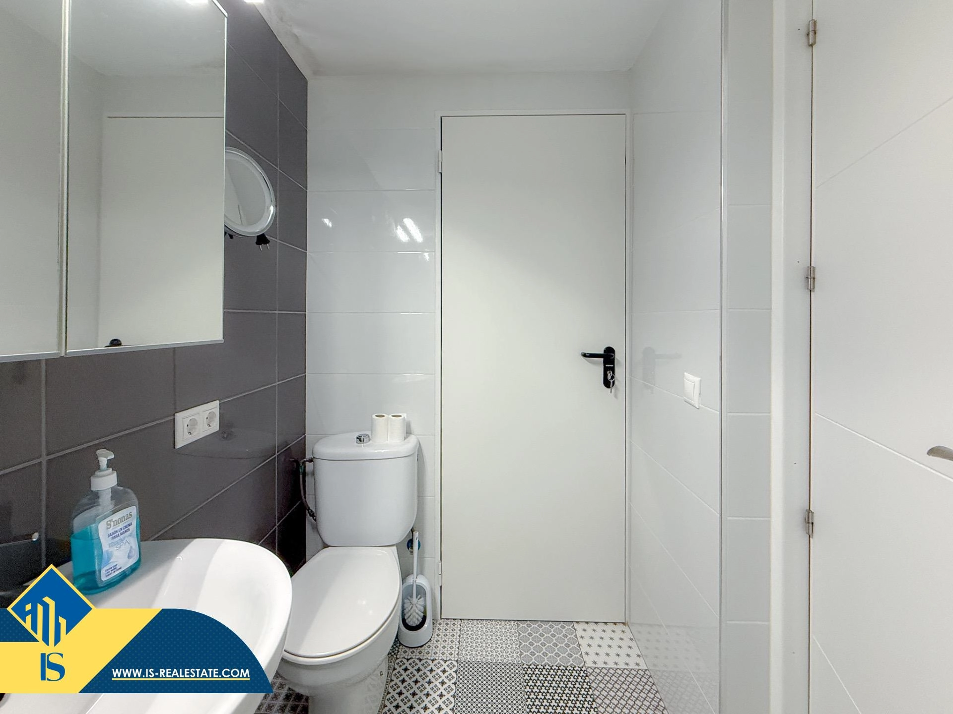 Exclusivo ático duplex completamente reformado + Amplio solarium con vistas al mar