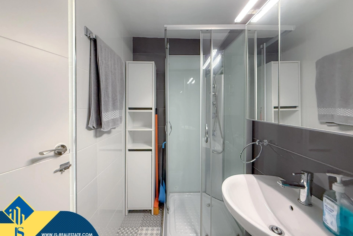 Exclusivo ático duplex completamente reformado + Amplio solarium con vistas al mar