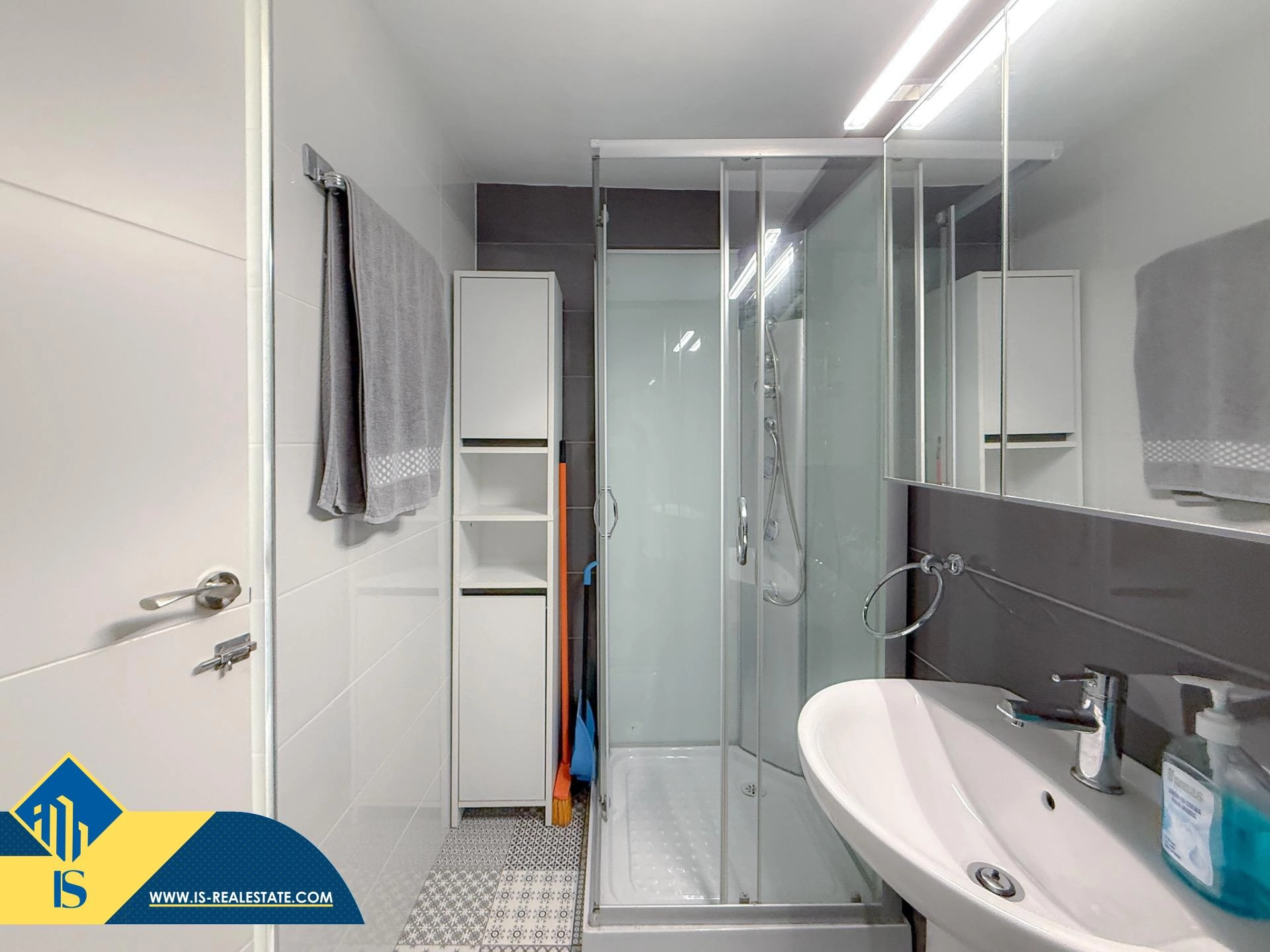 Exclusivo ático duplex completamente reformado + Amplio solarium con vistas al mar