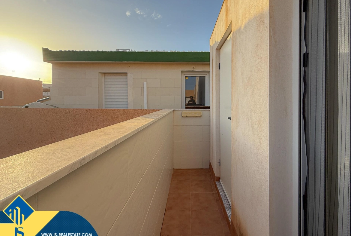 Exclusivo ático duplex completamente reformado + Amplio solarium con vistas al mar