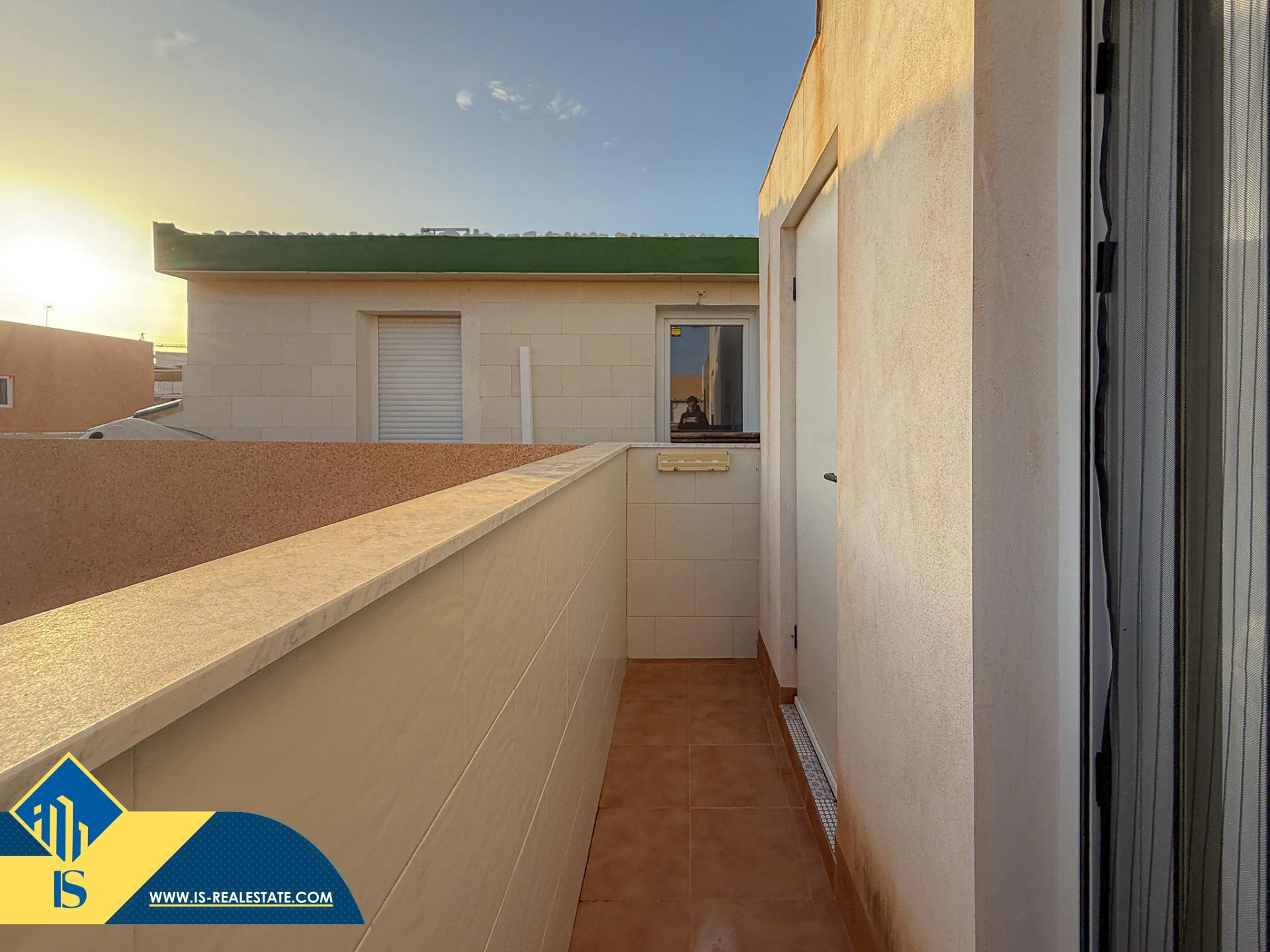Exclusivo ático duplex completamente reformado + Amplio solarium con vistas al mar