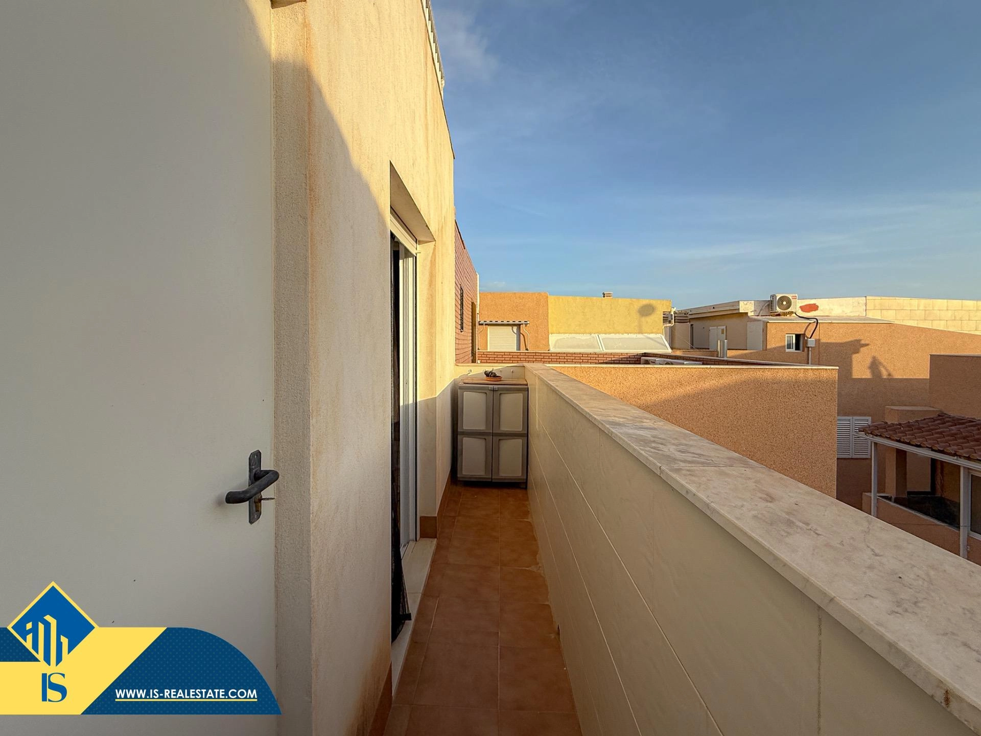 Exclusivo ático duplex completamente reformado + Amplio solarium con vistas al mar