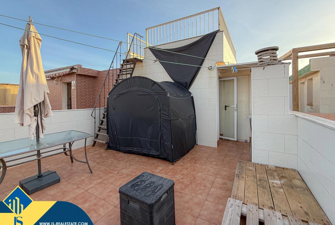 Exclusivo ático duplex completamente reformado + Amplio solarium con vistas al mar