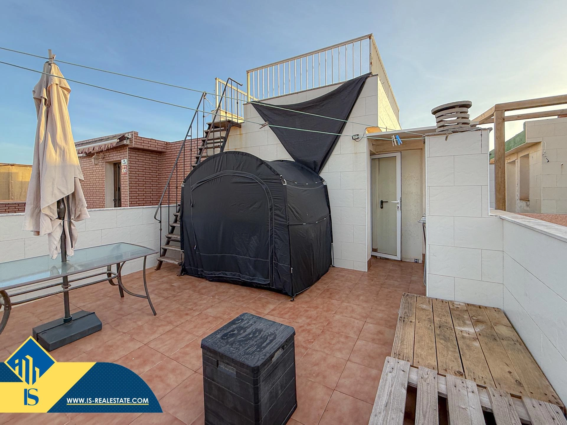 Exclusivo ático duplex completamente reformado + Amplio solarium con vistas al mar