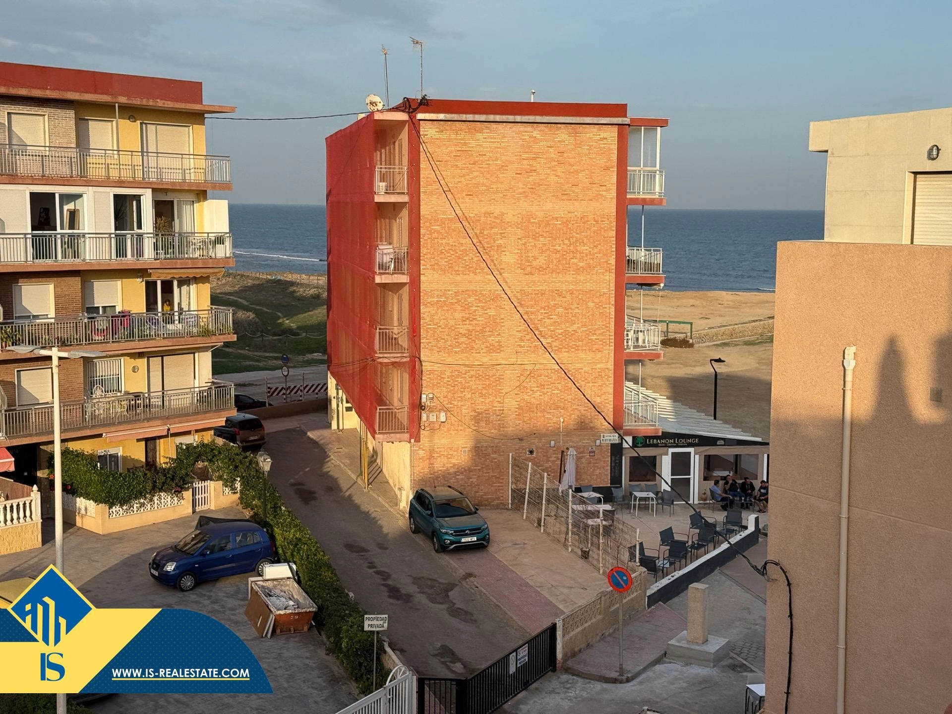 Exclusivo ático duplex completamente reformado + Amplio solarium con vistas al mar
