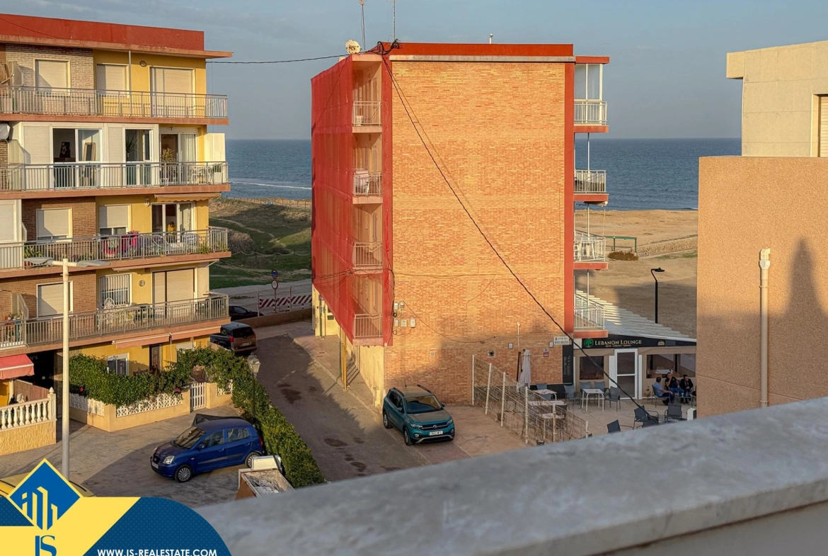 Exclusivo ático duplex completamente reformado + Amplio solarium con vistas al mar