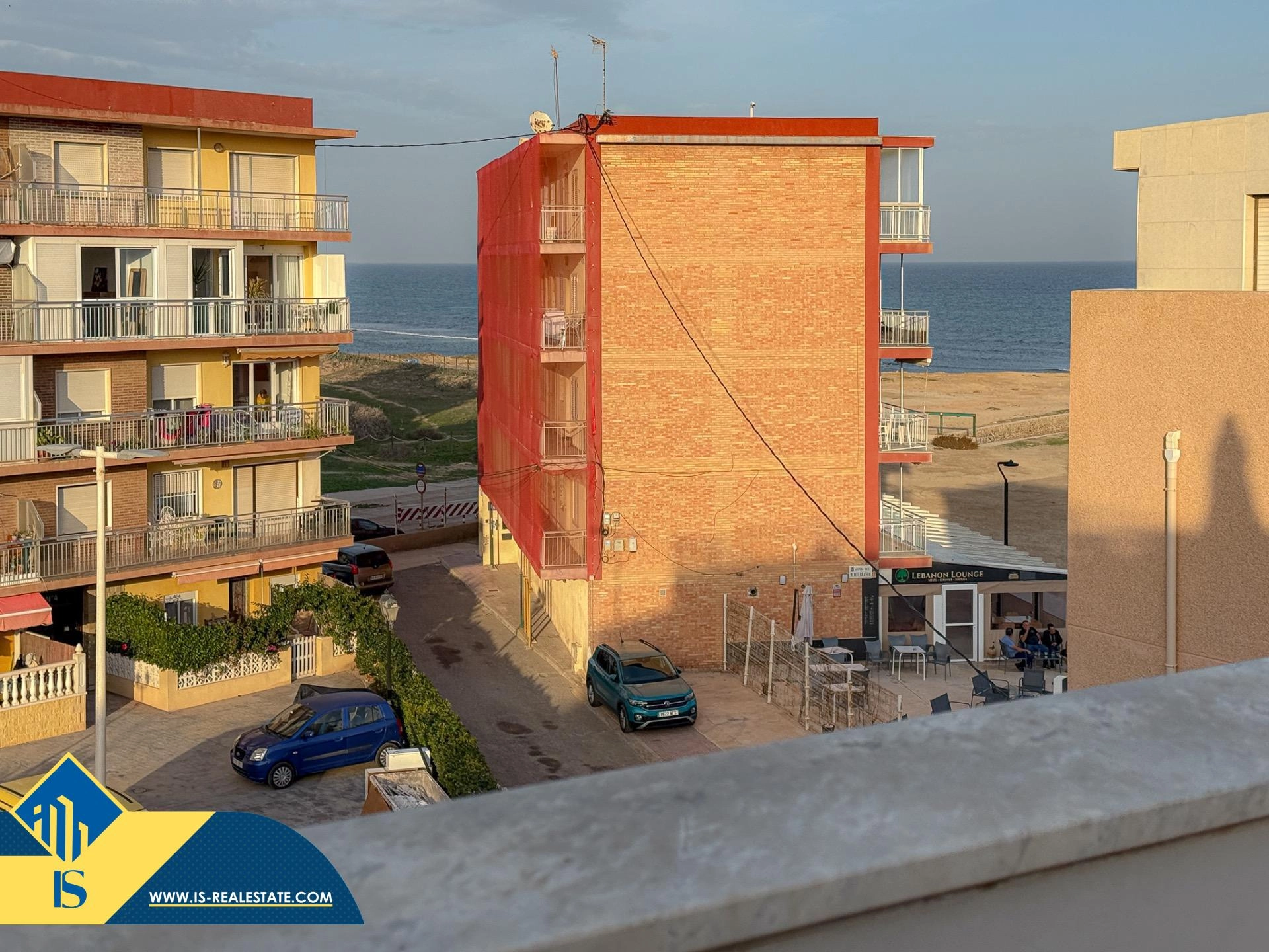 Exclusivo ático duplex completamente reformado + Amplio solarium con vistas al mar