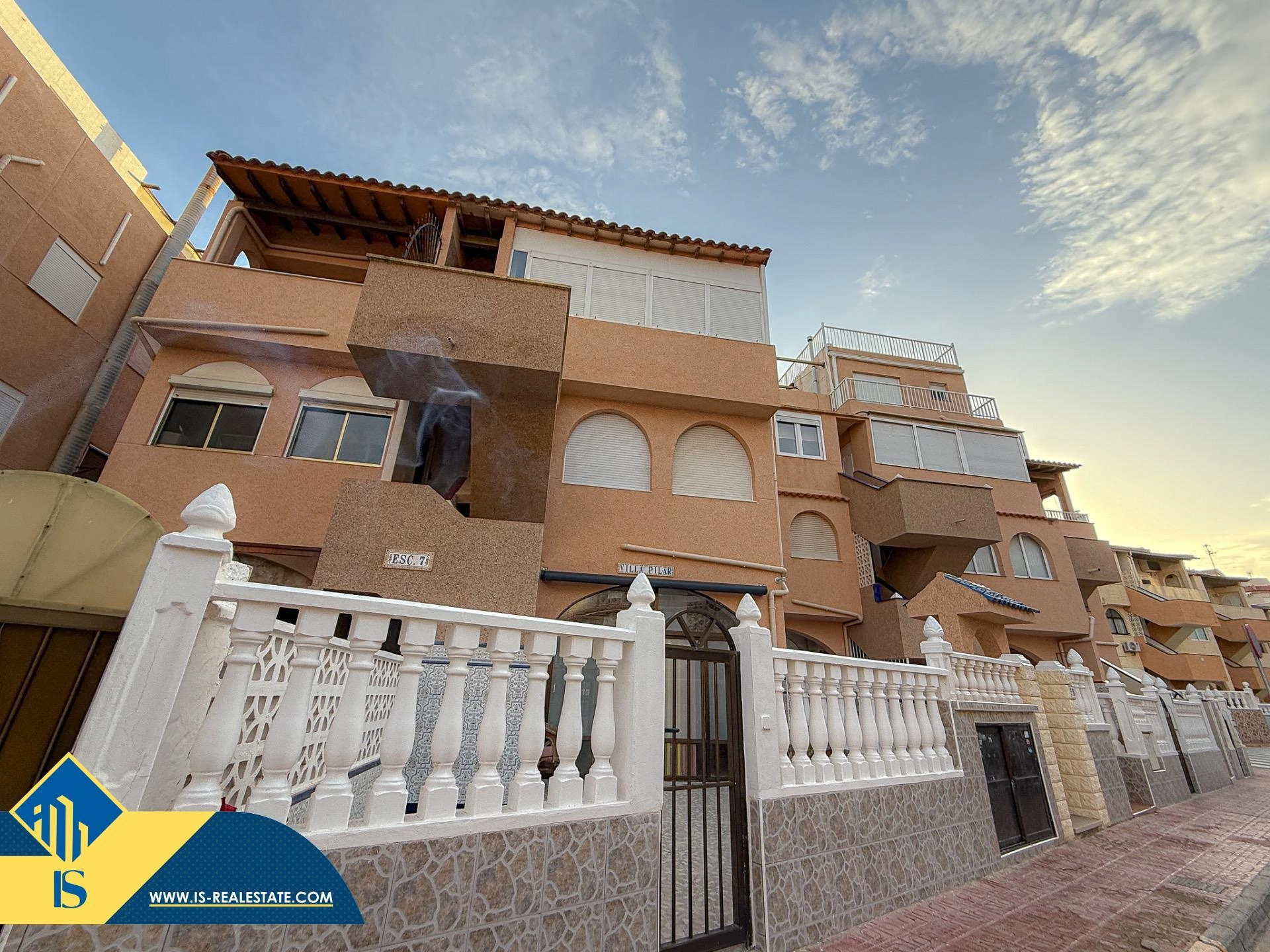 Exclusivo ático duplex completamente reformado + Amplio solarium con vistas al mar