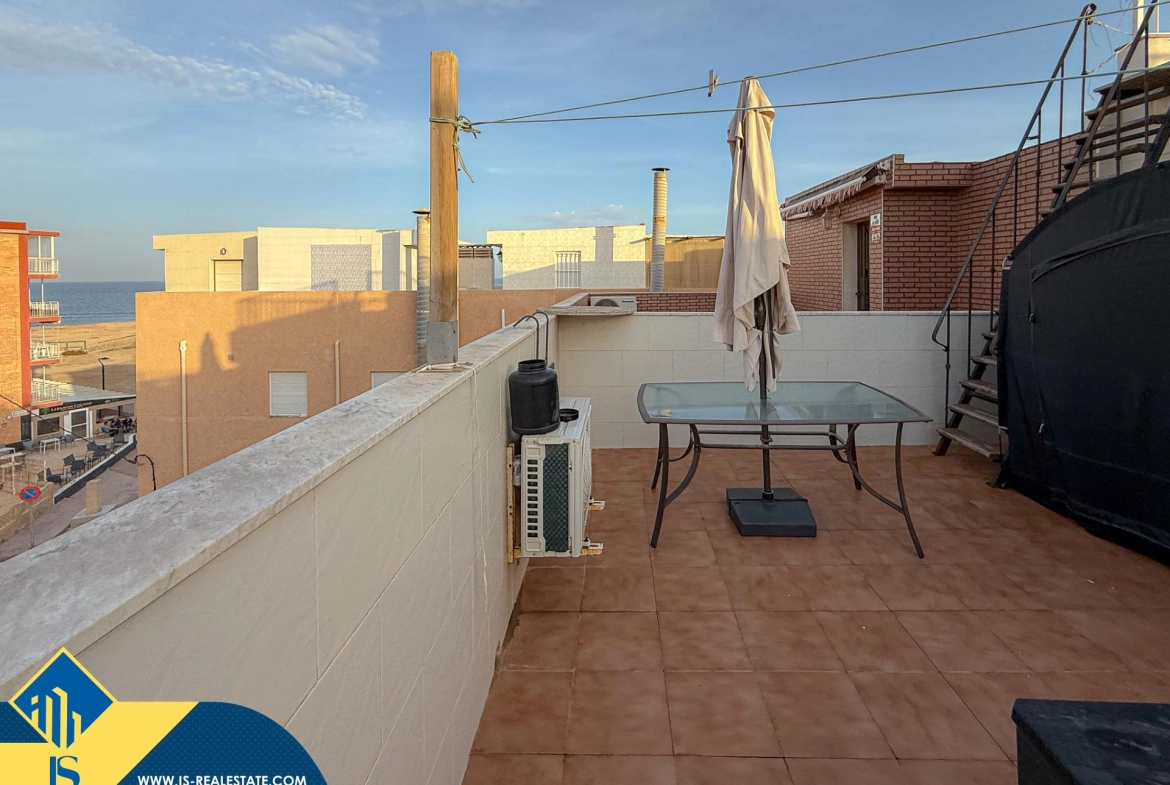 Exclusivo ático duplex completamente reformado + Amplio solarium con vistas al mar