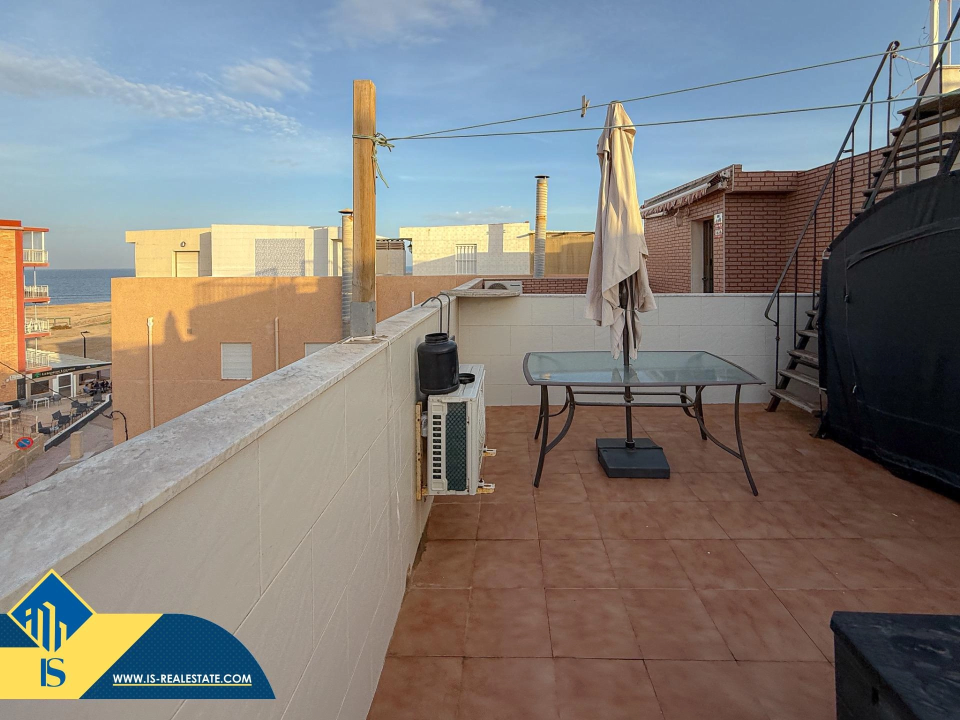 Exclusivo ático duplex completamente reformado + Amplio solarium con vistas al mar