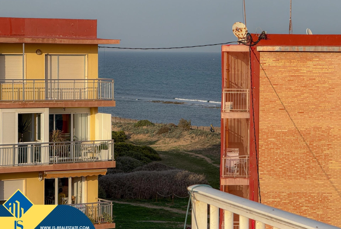 Exclusivo ático duplex completamente reformado + Amplio solarium con vistas al mar