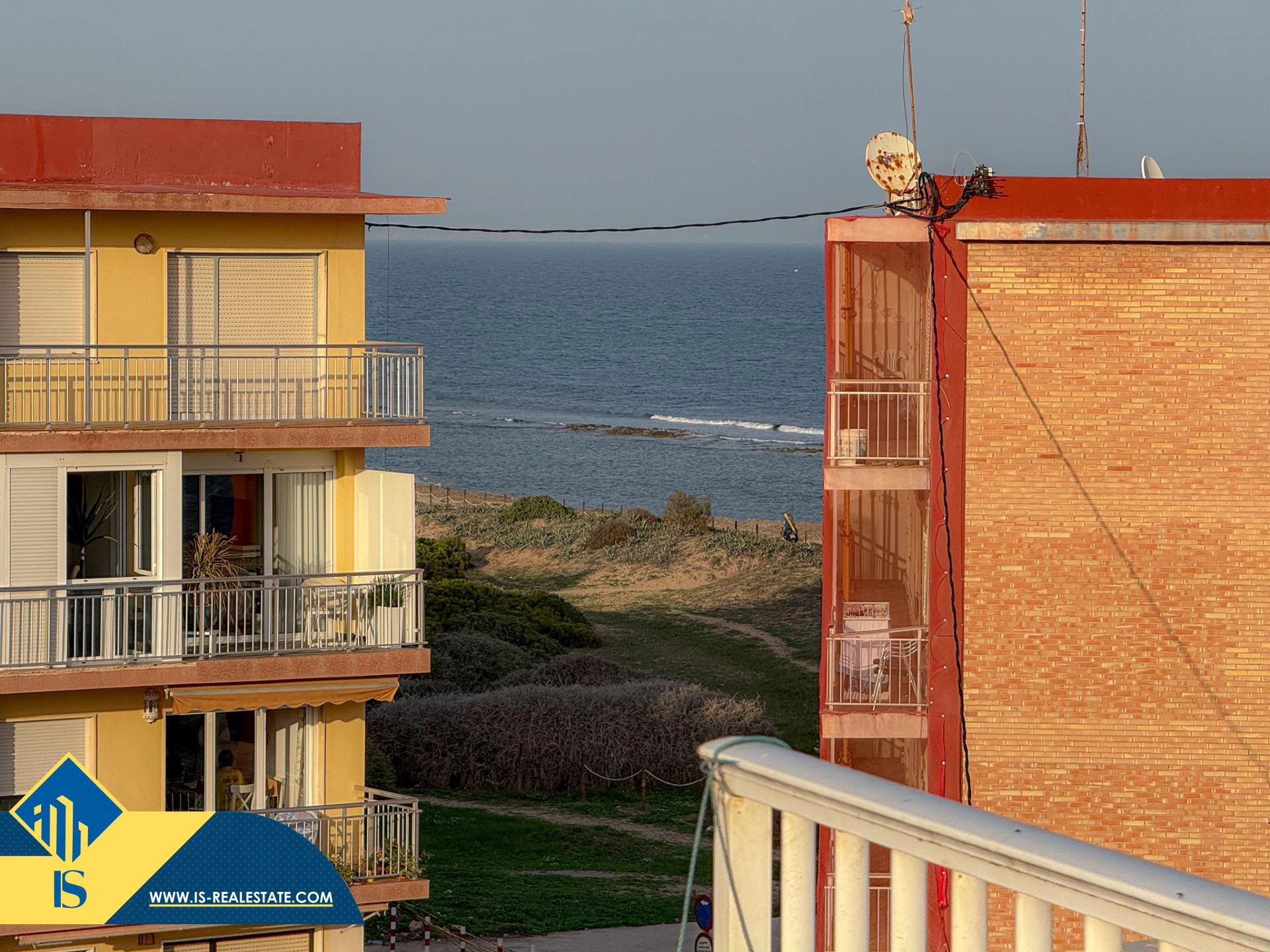 Exclusivo ático duplex completamente reformado + Amplio solarium con vistas al mar