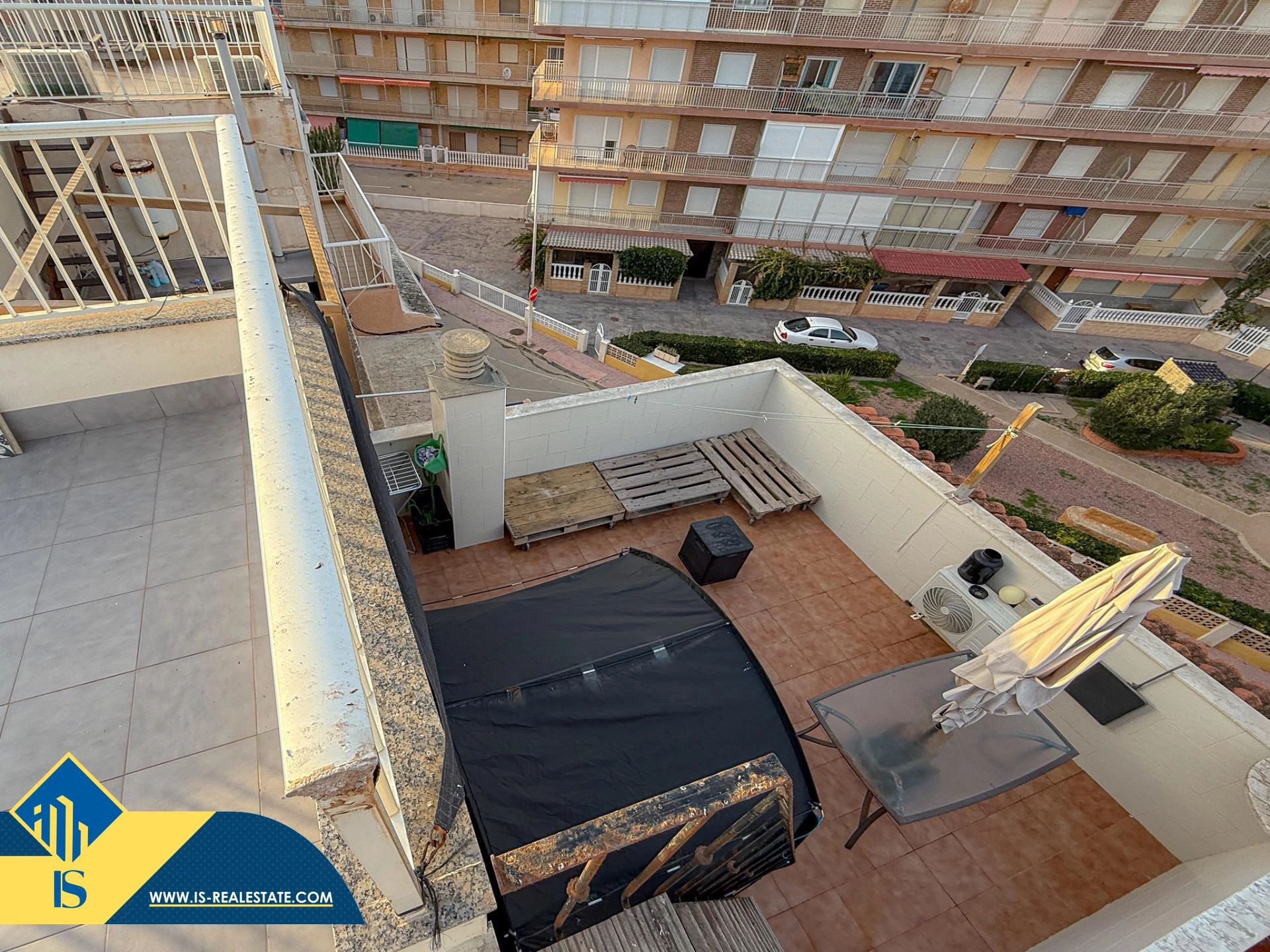 Exclusivo ático duplex completamente reformado + Amplio solarium con vistas al mar