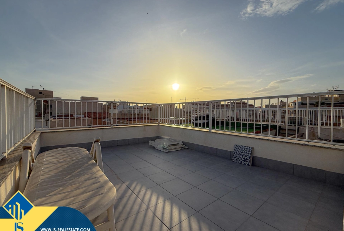 Exclusivo ático duplex completamente reformado + Amplio solarium con vistas al mar