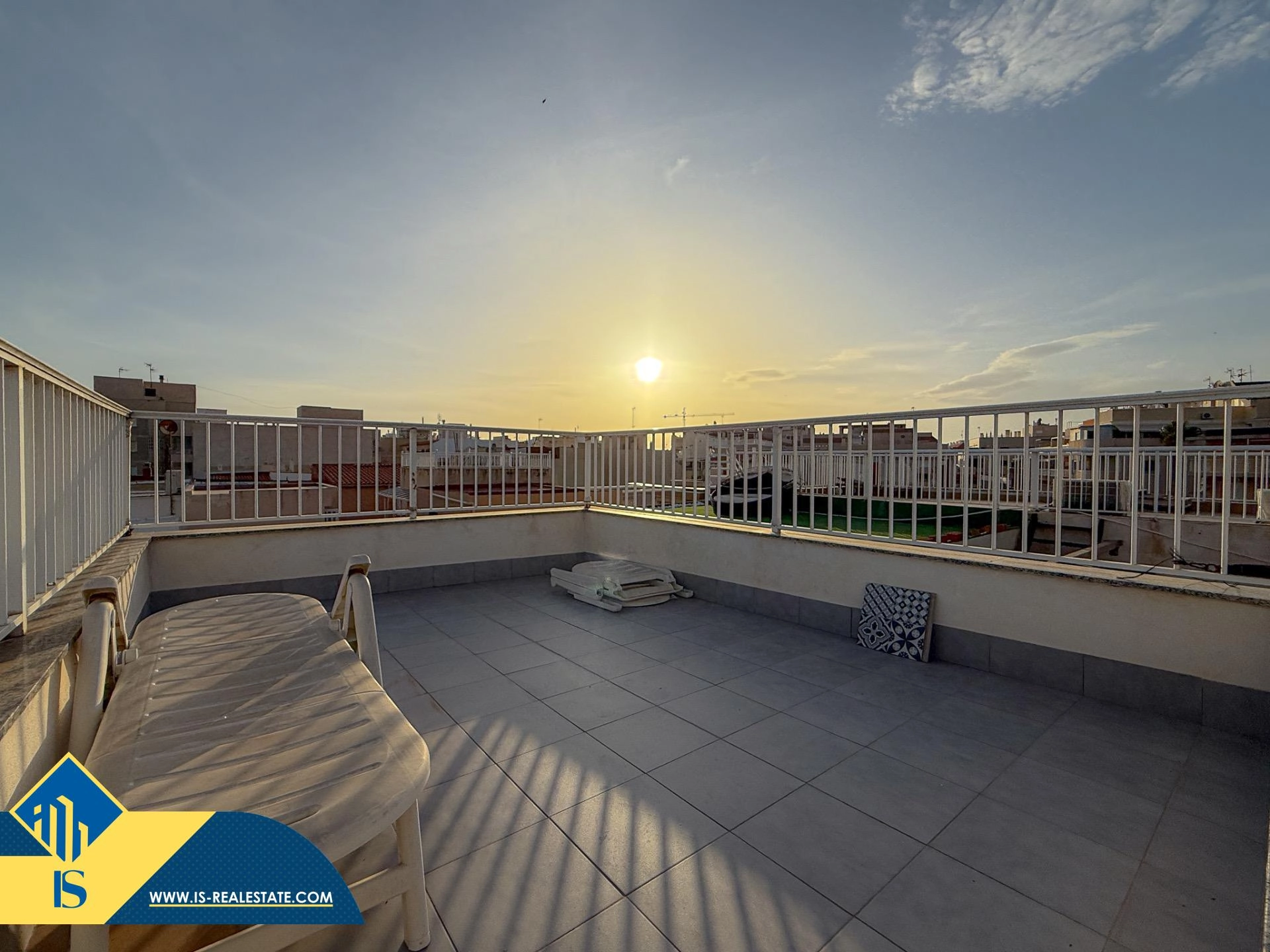 Exclusivo ático duplex completamente reformado + Amplio solarium con vistas al mar