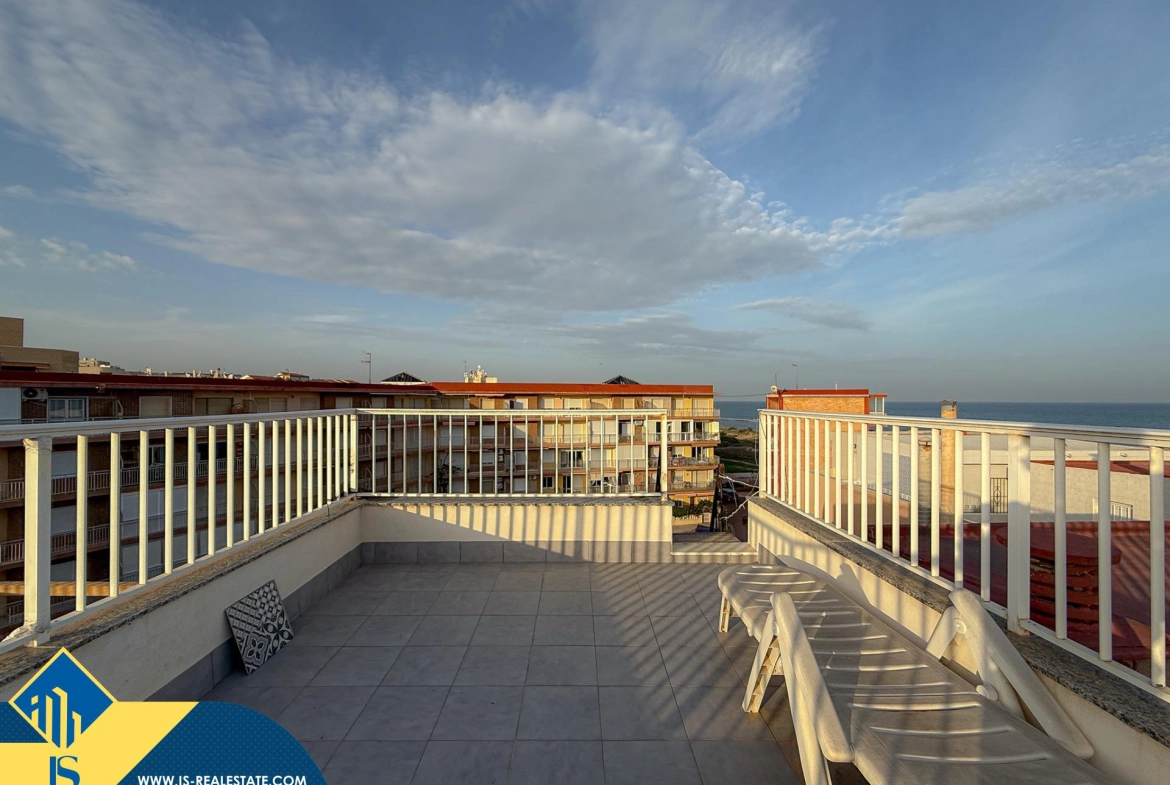 Exclusivo ático duplex completamente reformado + Amplio solarium con vistas al mar
