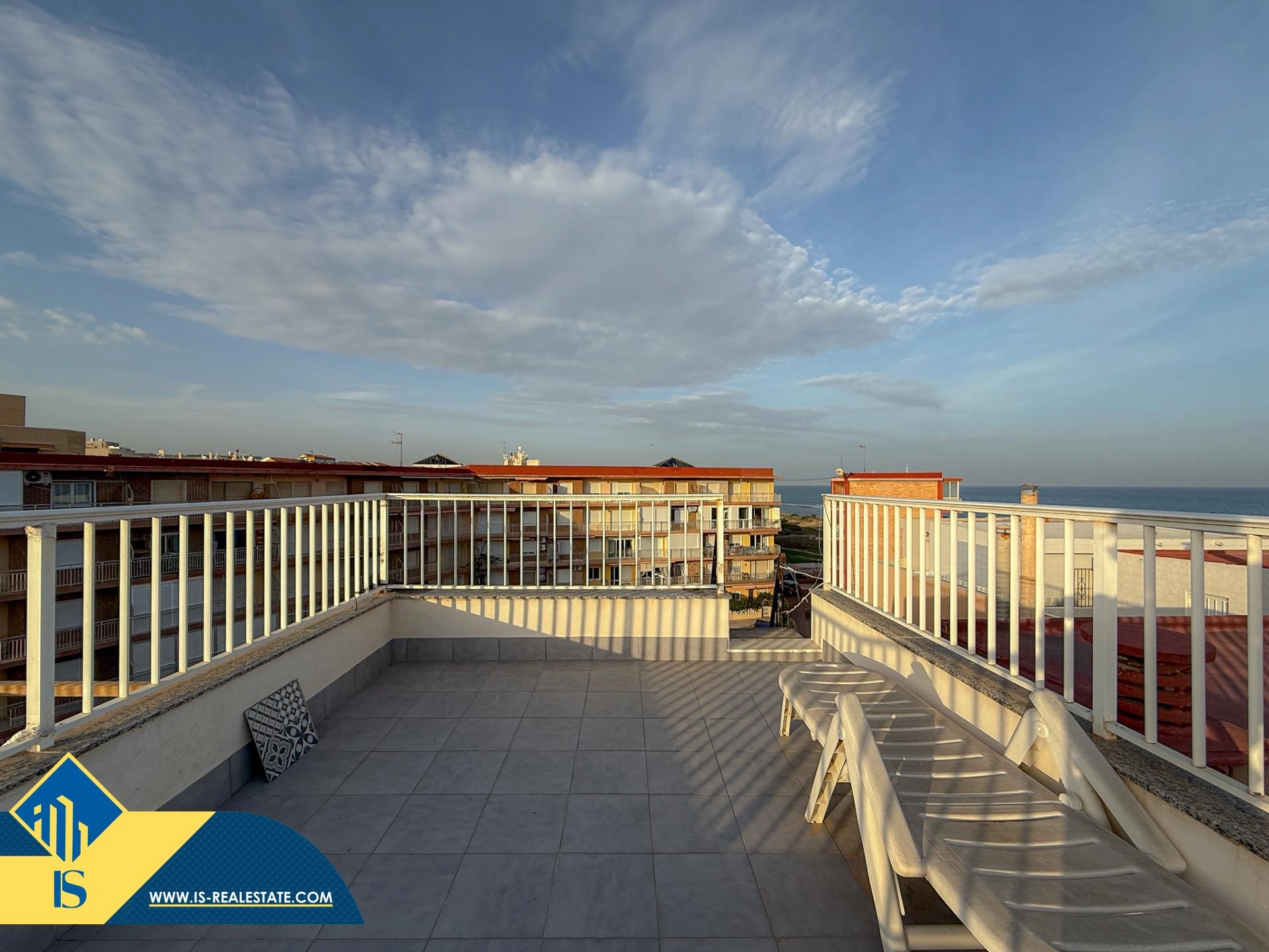 Exclusivo ático duplex completamente reformado + Amplio solarium con vistas al mar