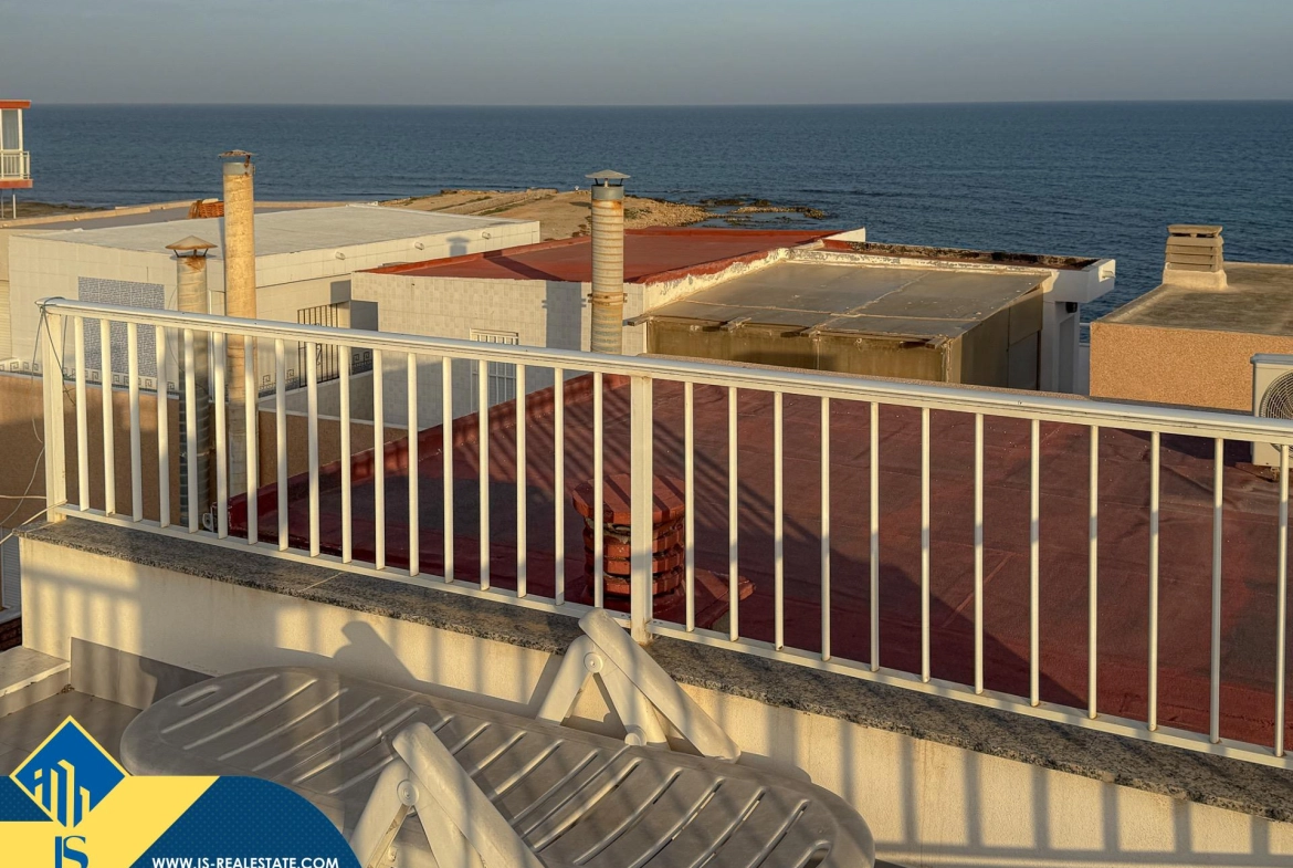 Exclusivo ático duplex completamente reformado + Amplio solarium con vistas al mar