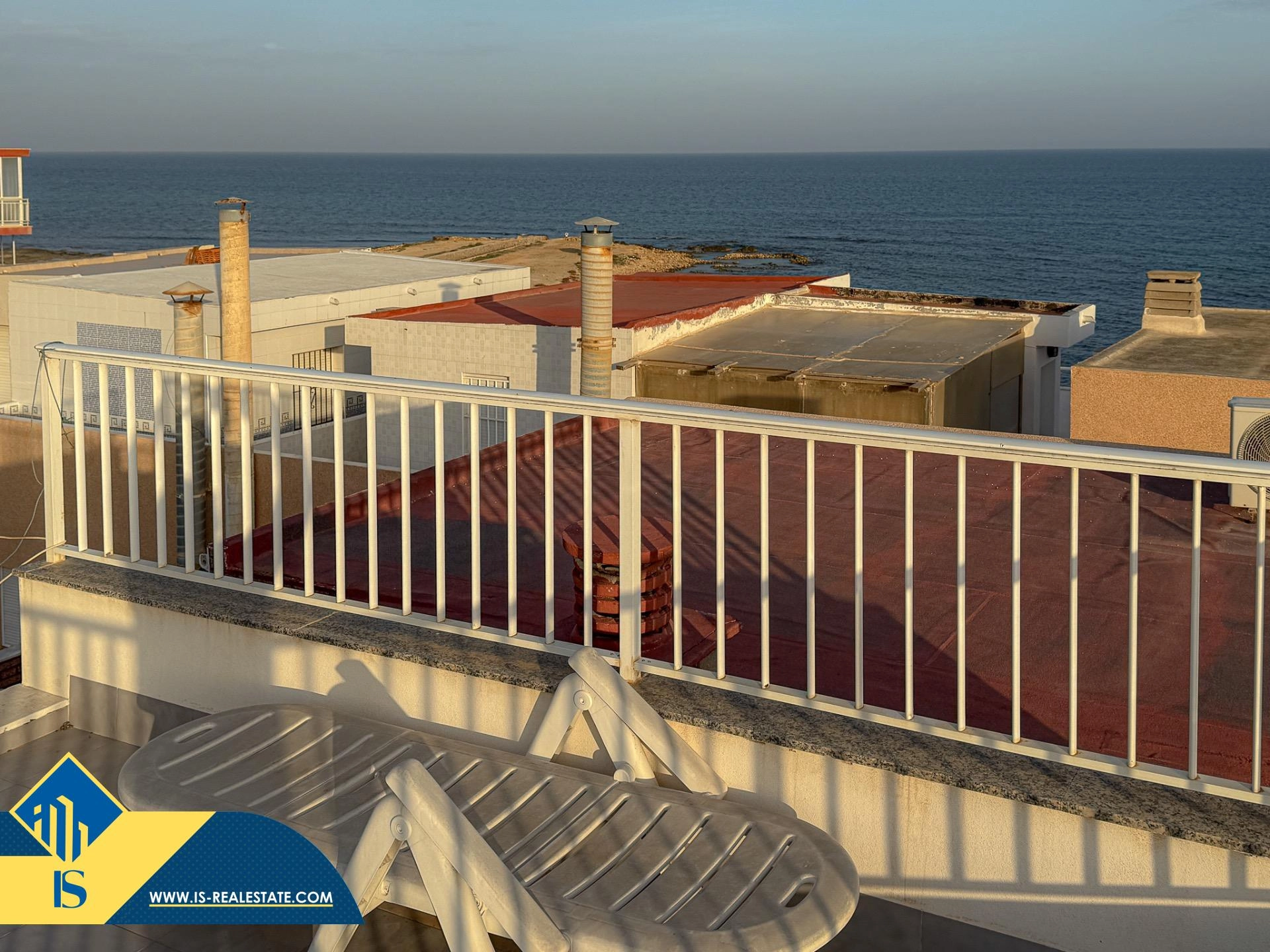 Exclusivo ático duplex completamente reformado + Amplio solarium con vistas al mar