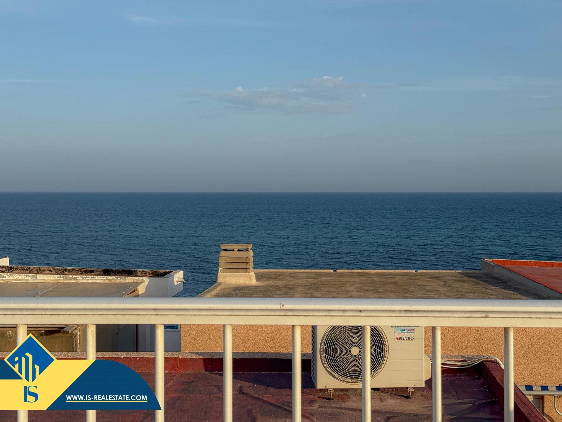 Exclusivo ático duplex completamente reformado + Amplio solarium con vistas al mar
