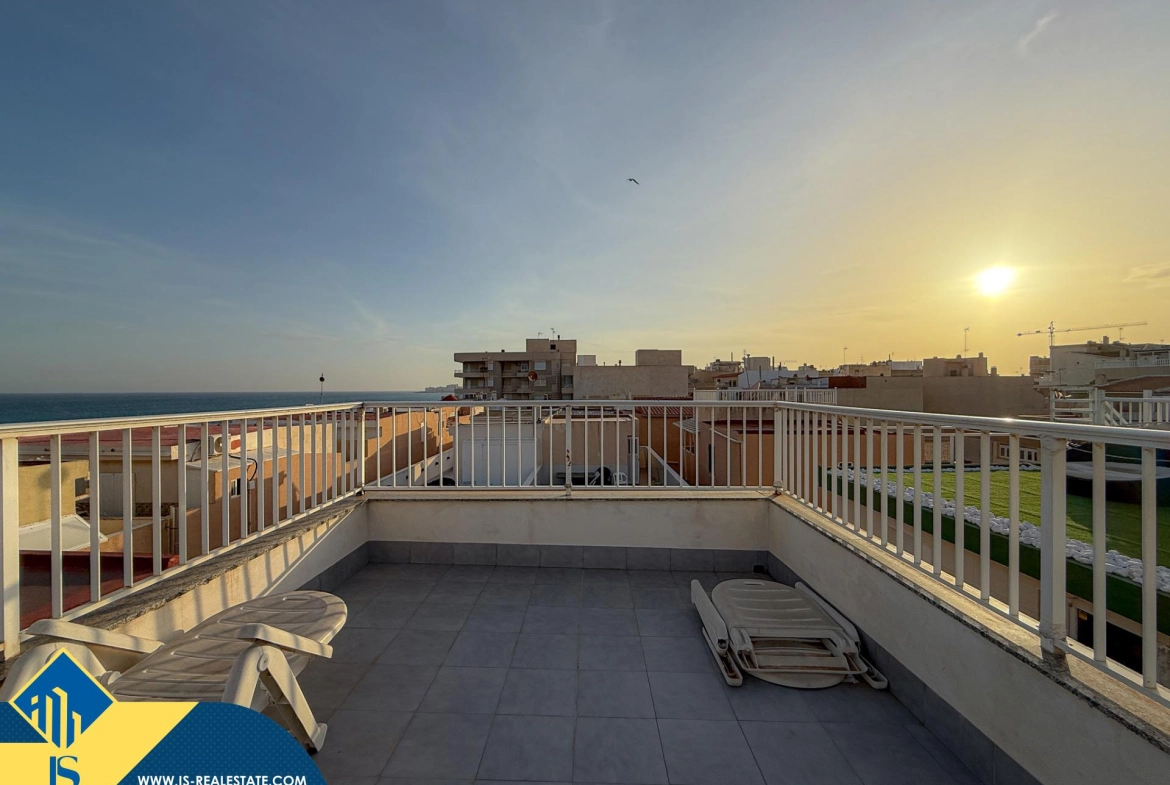 Exclusivo ático duplex completamente reformado + Amplio solarium con vistas al mar