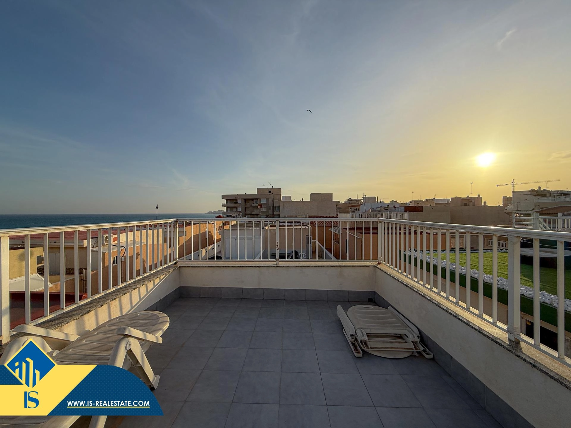 Exclusivo ático duplex completamente reformado + Amplio solarium con vistas al mar