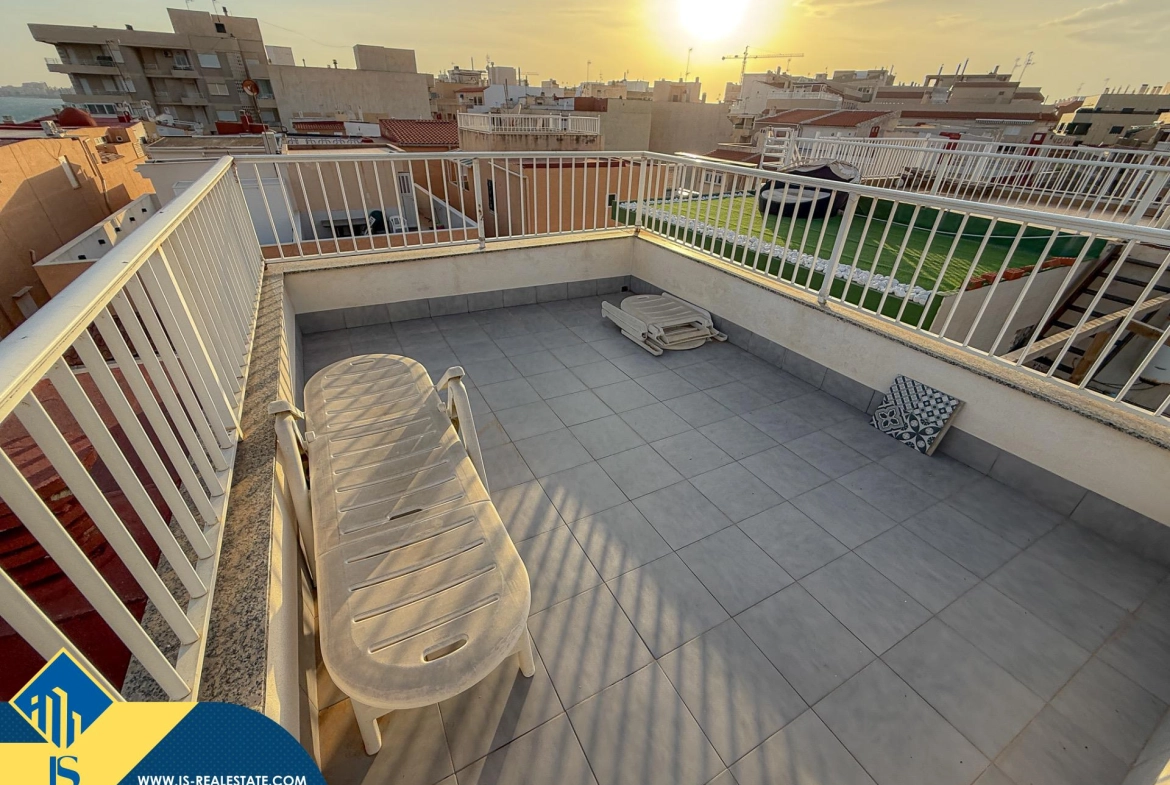 Exclusivo ático duplex completamente reformado + Amplio solarium con vistas al mar