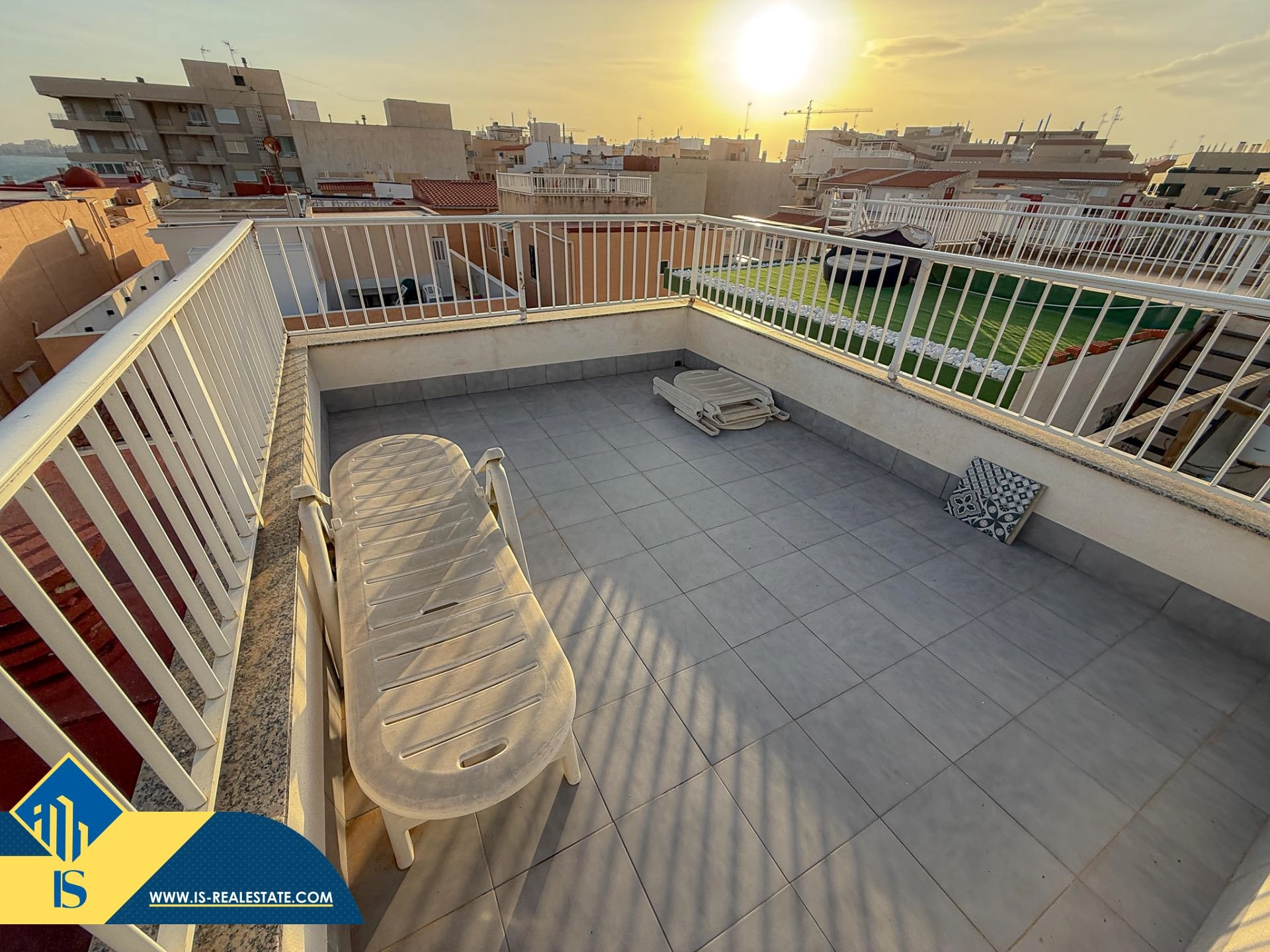 Exclusivo ático duplex completamente reformado + Amplio solarium con vistas al mar