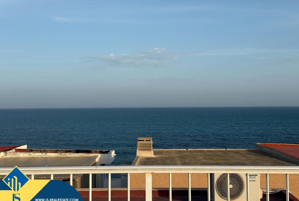 Exclusivo ático duplex completamente reformado + Amplio solarium con vistas al mar