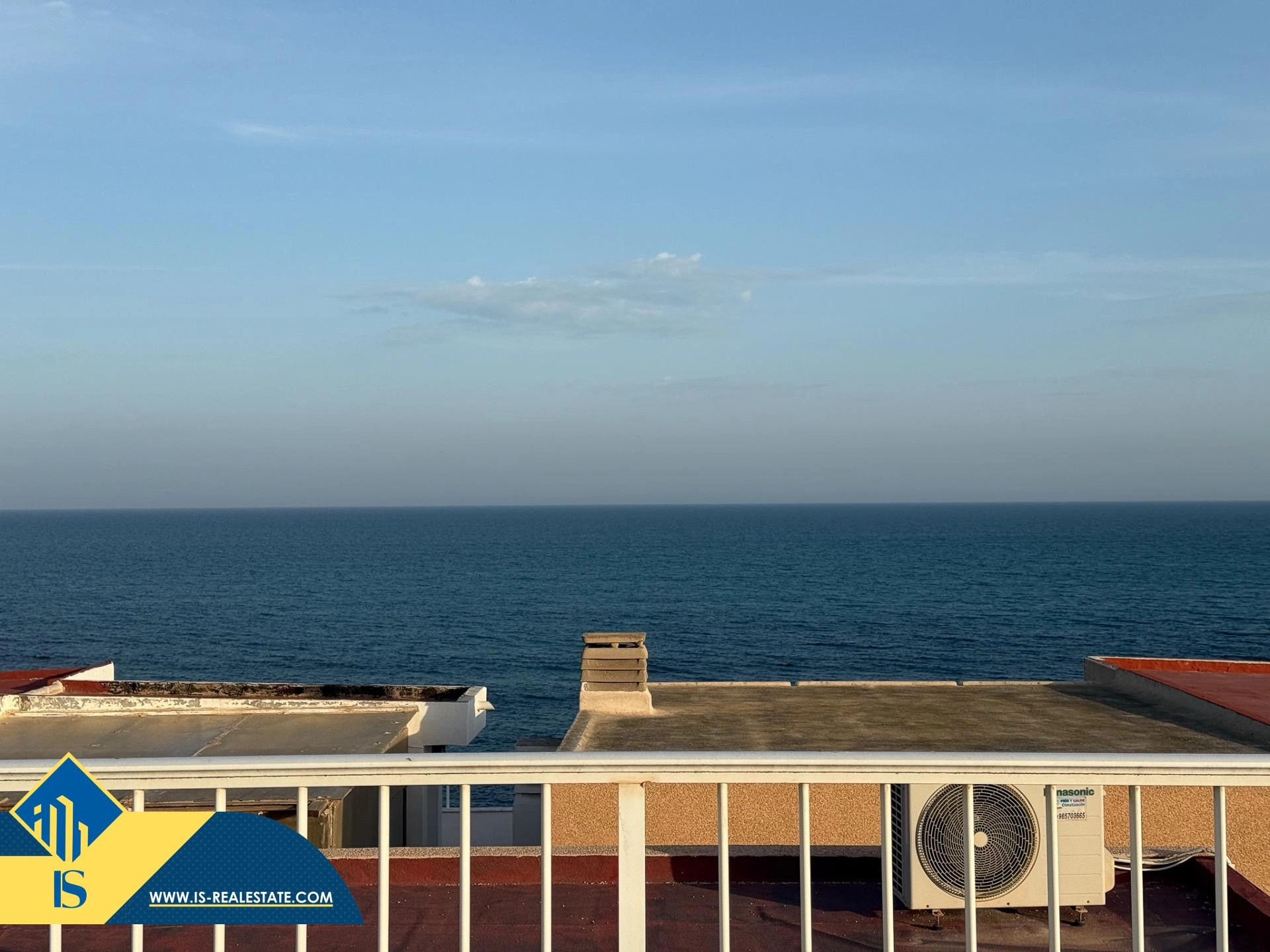 Exclusivo ático duplex completamente reformado + Amplio solarium con vistas al mar