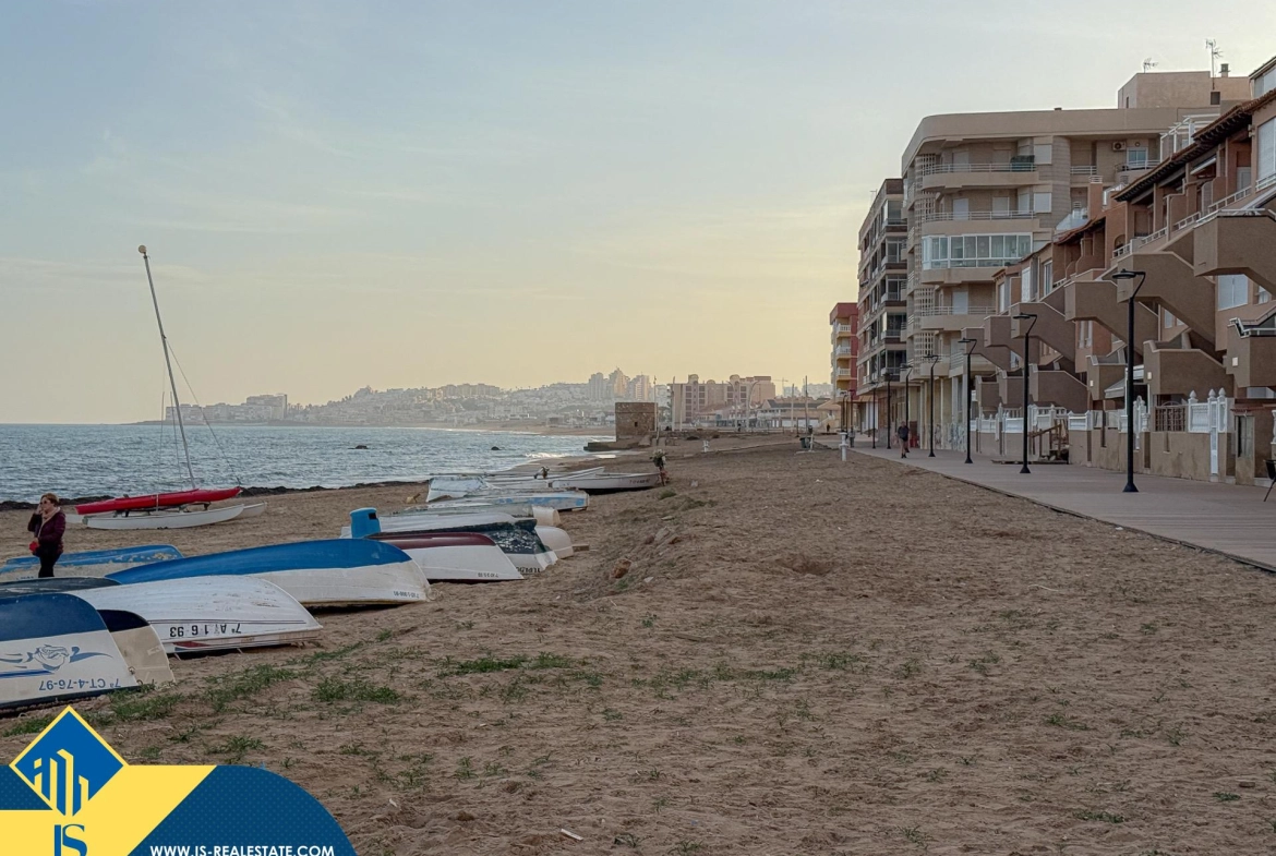 Exclusivo ático duplex completamente reformado + Amplio solarium con vistas al mar