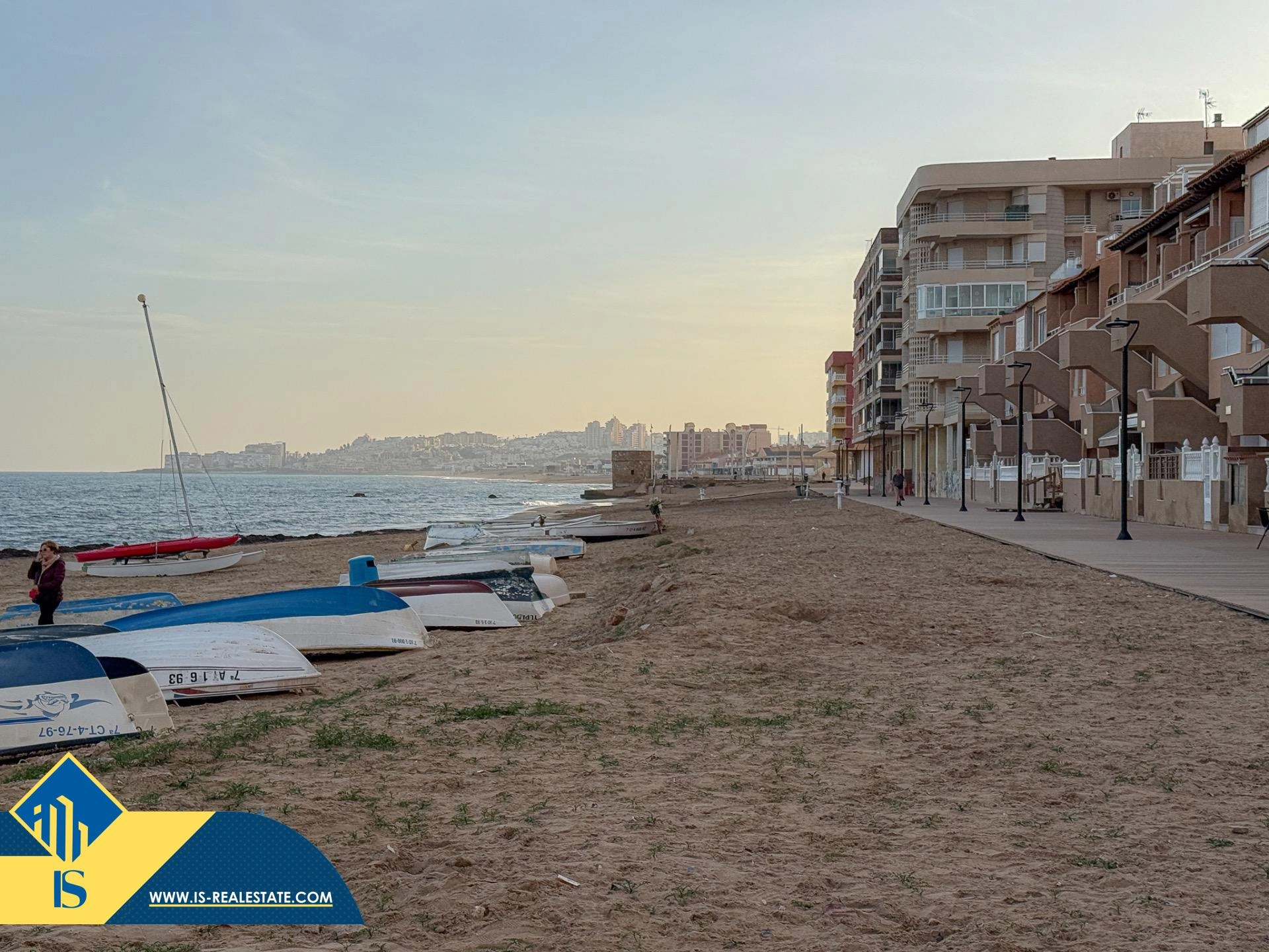 Exclusivo ático duplex completamente reformado + Amplio solarium con vistas al mar