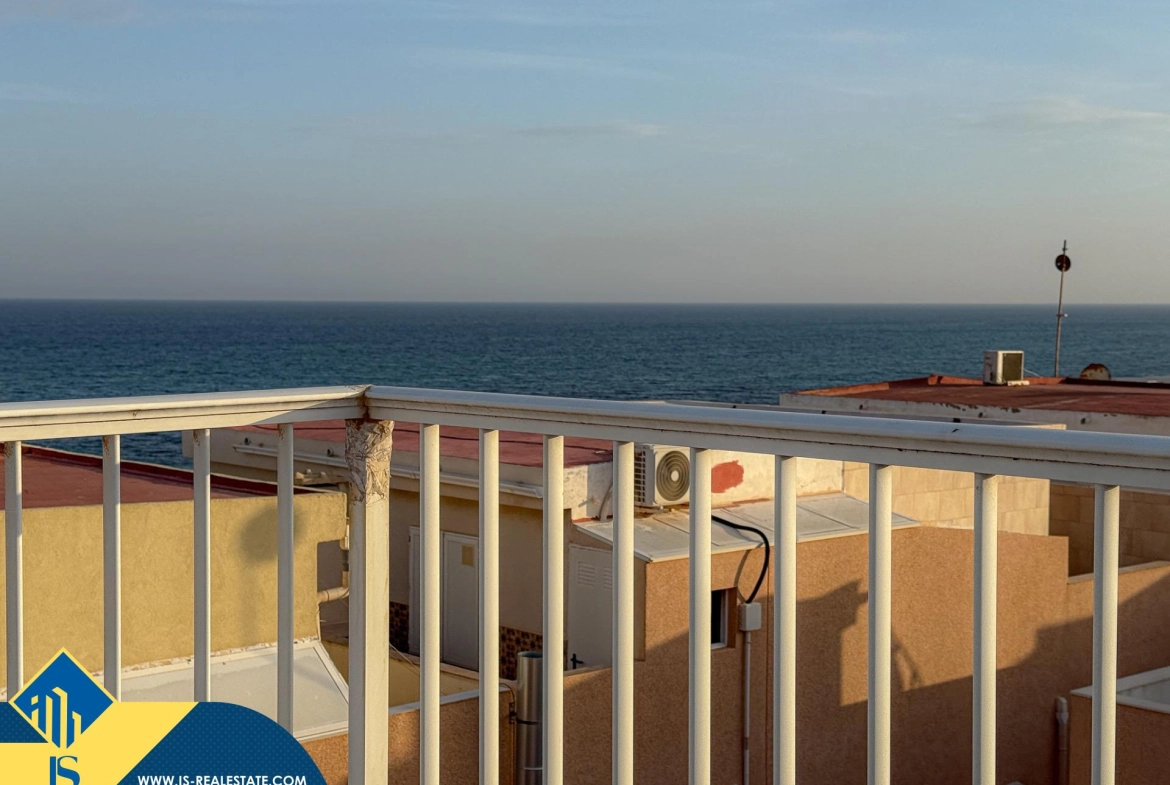 Exclusivo ático duplex completamente reformado + Amplio solarium con vistas al mar
