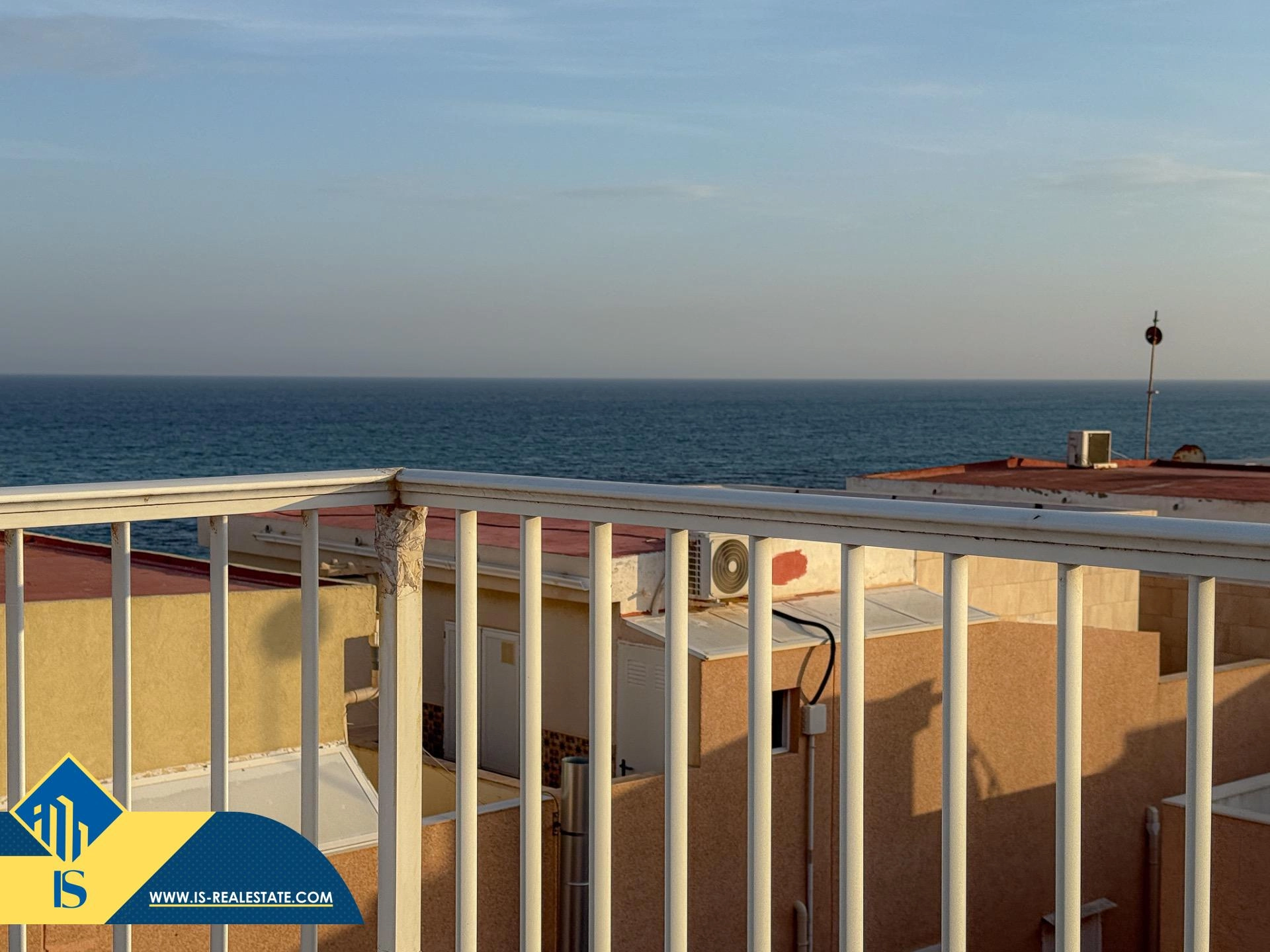 Exclusivo ático duplex completamente reformado + Amplio solarium con vistas al mar