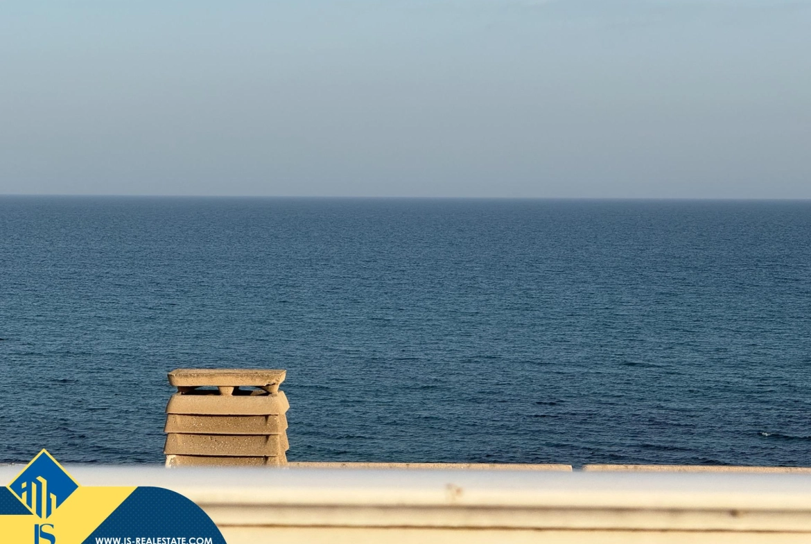 Exclusivo ático duplex completamente reformado + Amplio solarium con vistas al mar