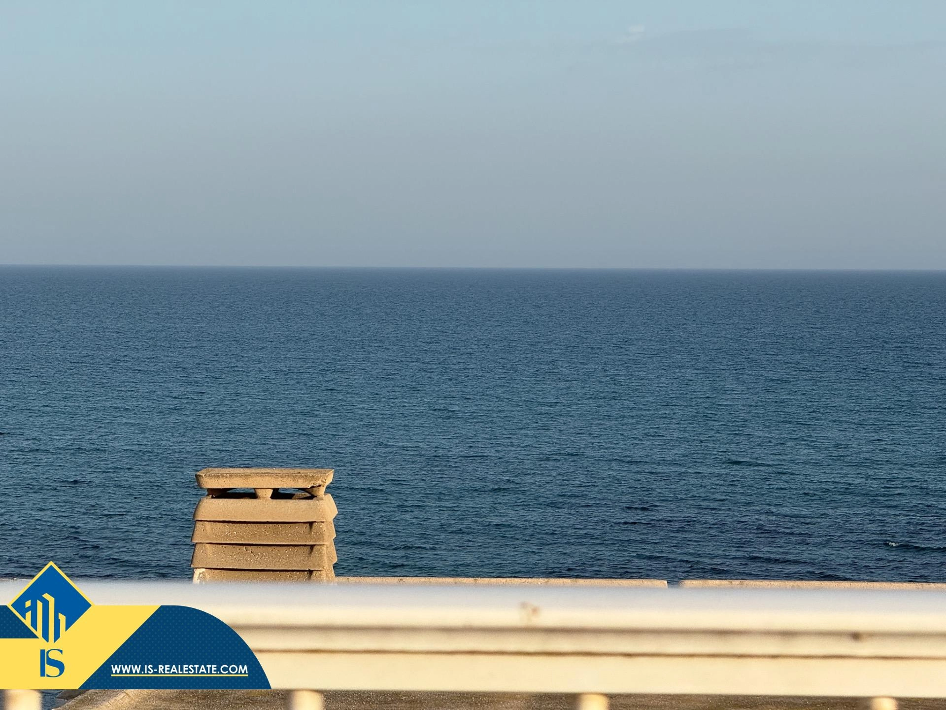 Exclusivo ático duplex completamente reformado + Amplio solarium con vistas al mar