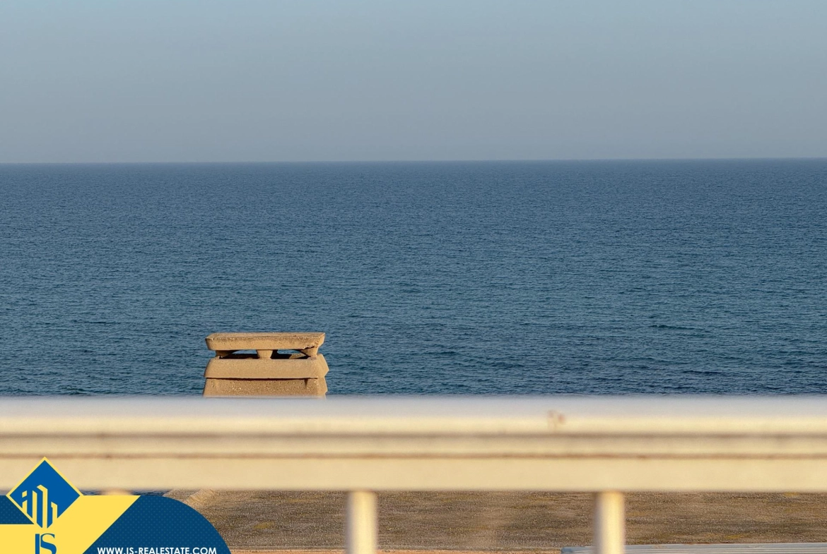 Exclusivo ático duplex completamente reformado + Amplio solarium con vistas al mar
