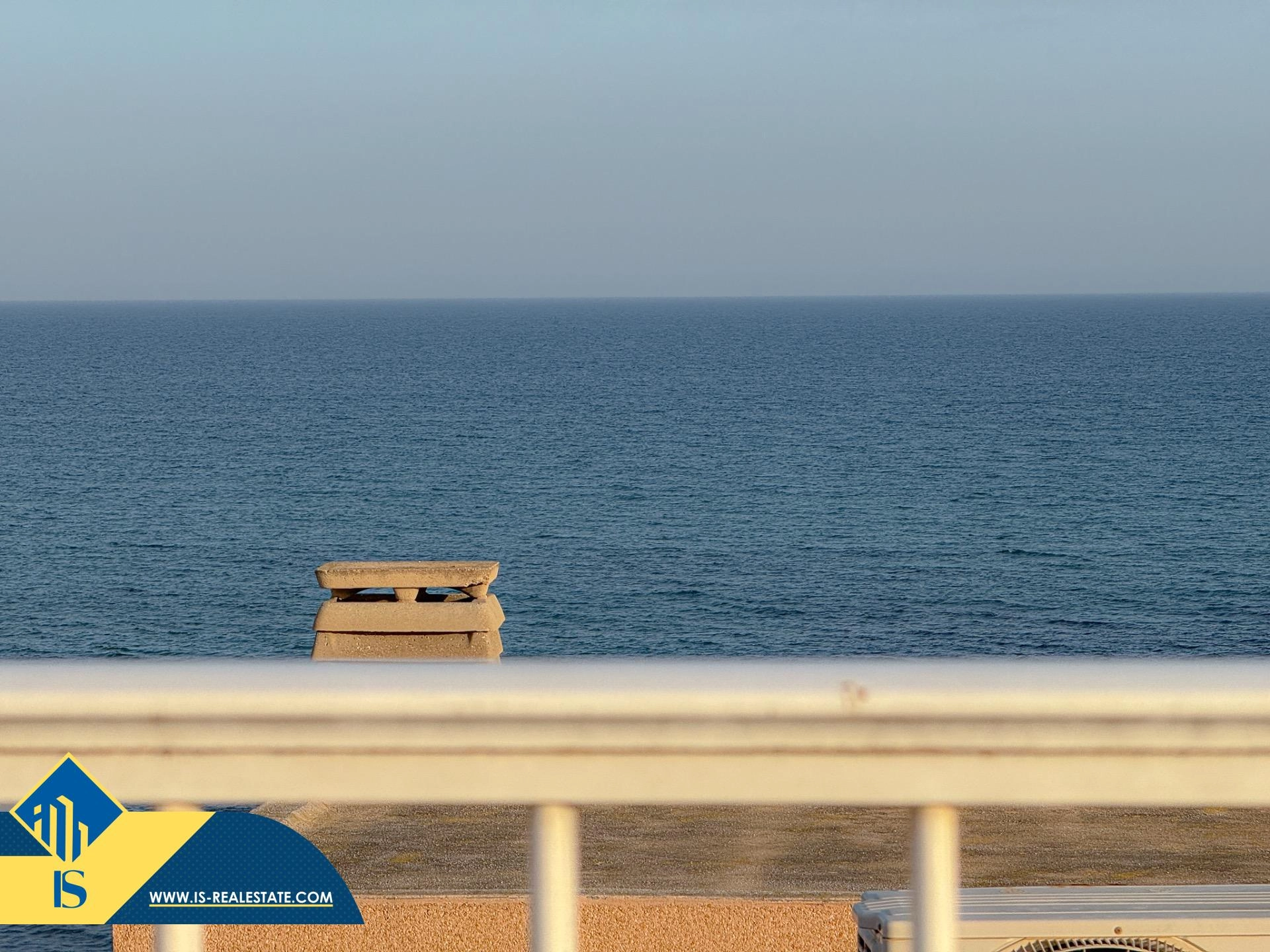 Exclusivo ático duplex completamente reformado + Amplio solarium con vistas al mar