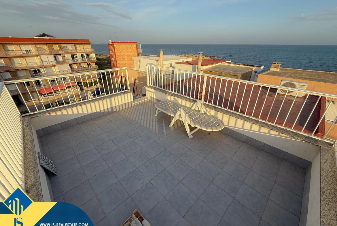 Exclusivo ático duplex completamente reformado + Amplio solarium con vistas al mar